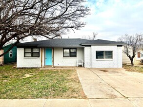 Building Photo - Updated 3 Bedroom 2 Bathroom Home