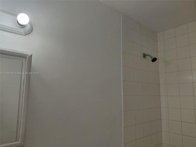 Building Photo - 13950 NE 2nd Ave