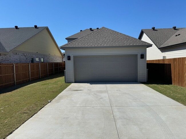 Building Photo - Coming soon! Darling 3/2/2 Fireplace - Walk in Shower - commuter friendly