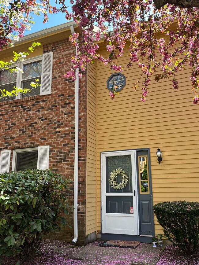 Building Photo - 1400 Hartford Tpke