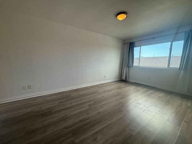 Building Photo - Modern 2-Bedroom Townhome with Garage in t...