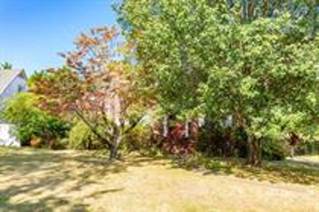 Building Photo - Beautiful Brick Home In A Desirable Location