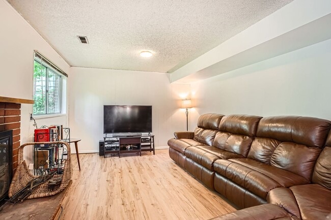 Building Photo - Piano & Pines 3 BDR Retreat