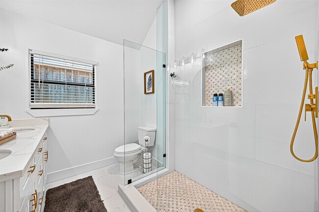 Building Photo - 5121 Locust St