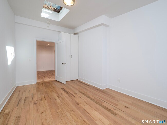 Building Photo - 523 Danbury Rd