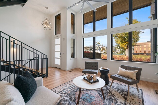 Building Photo - LUX 3BD, 5BA Townhome Near Cherry Creek, C...