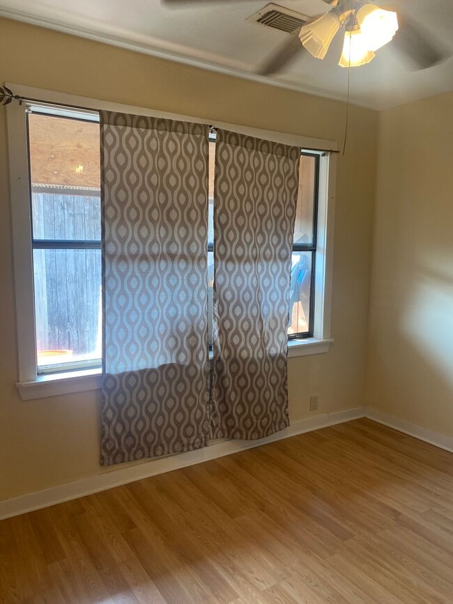 Building Photo - Cozy & Private Studio/Efficiency With Priv...