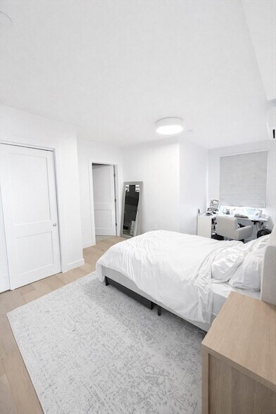 Building Photo - 654 E Broadway