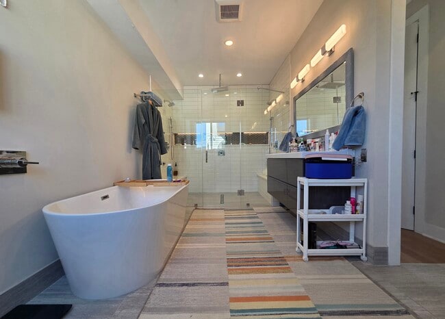 Building Photo - 1227 N Leithgow St