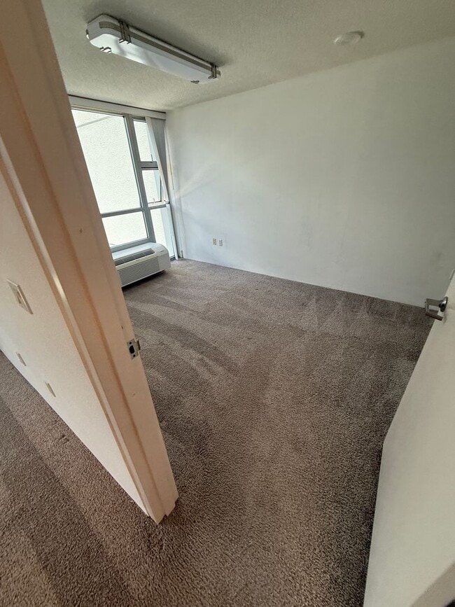 Building Photo - Modern 2 Bed / 2 Bath Condo with Top Ameni...