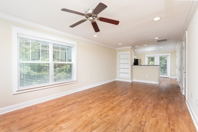 Building Photo - 2 Bedroom Townhouse- END UNIT - Everything You Need! Woodlands of Charlottesville *Only a $500 de...