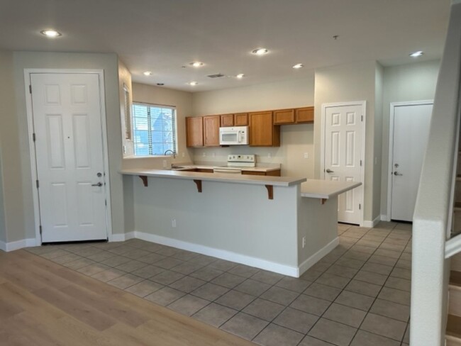 Building Photo - Popular Muirfield Village Townhome -Mesa 8...