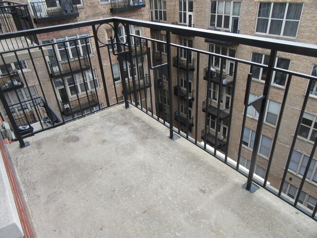 Building Photo - 6 S Laflin St