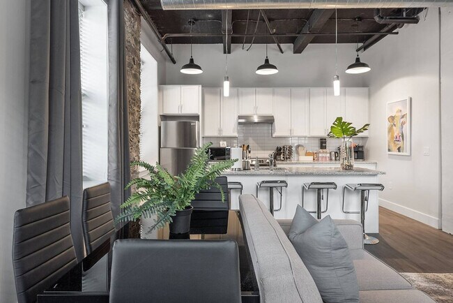 Building Photo - 212 W Roberts Ave