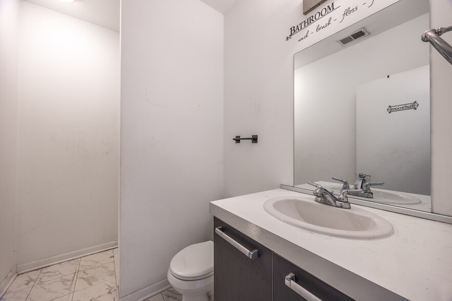 Building Photo - 1542 W Glenlake Ave