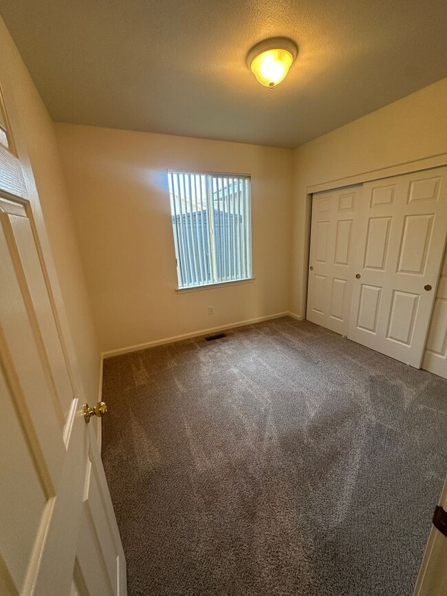 Building Photo - Charming Chichester Home