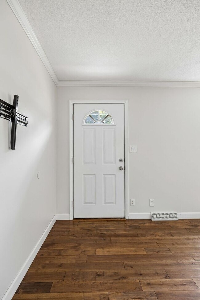 Building Photo - Pet Friendly Four Bedroom with Basement!