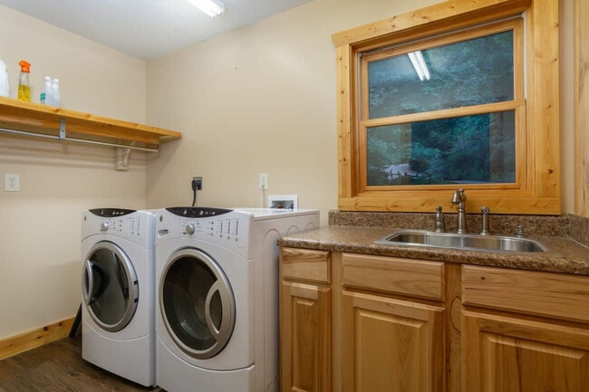 Building Photo - 141 Yellow Locust Dr