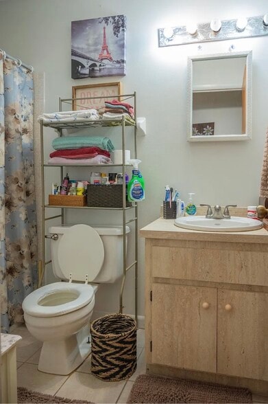Unit A bathroom - 604 Roselyn Ave