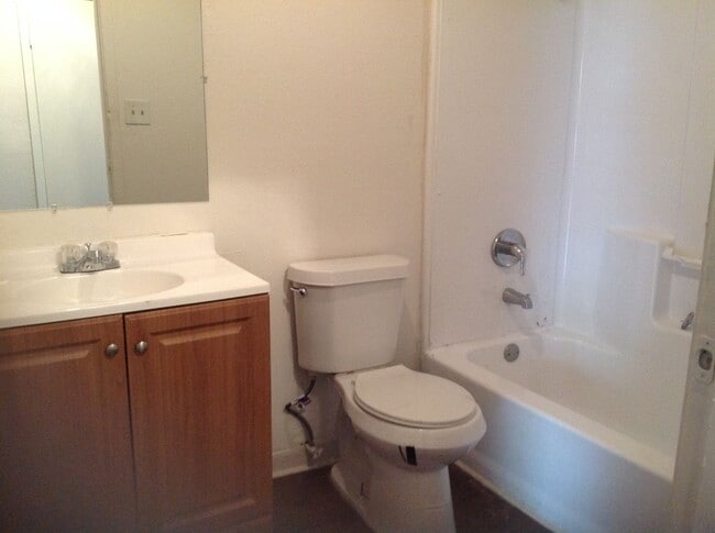 Building Photo - 206 Hub Ave