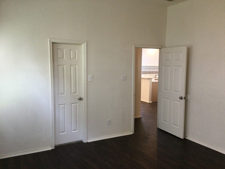 Building Photo - 300 Trailwood Dr