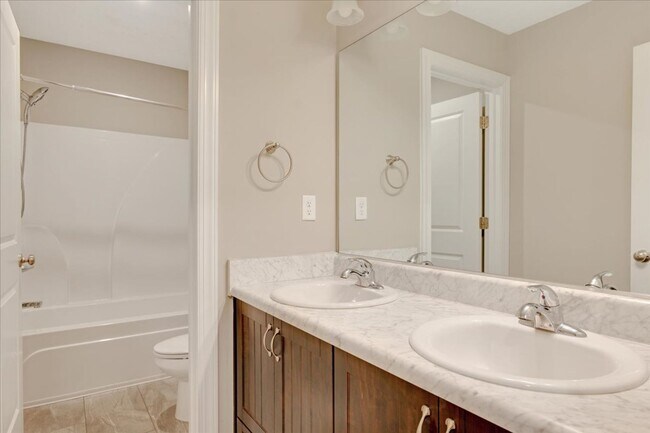 Building Photo - 5121 Heathbrook Dr