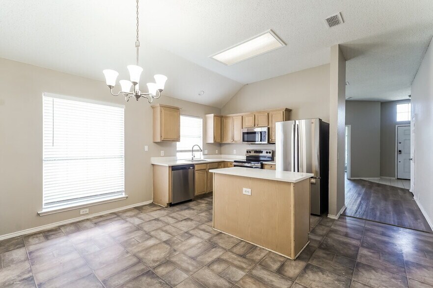 Building Photo - 4612 Parkmount Dr