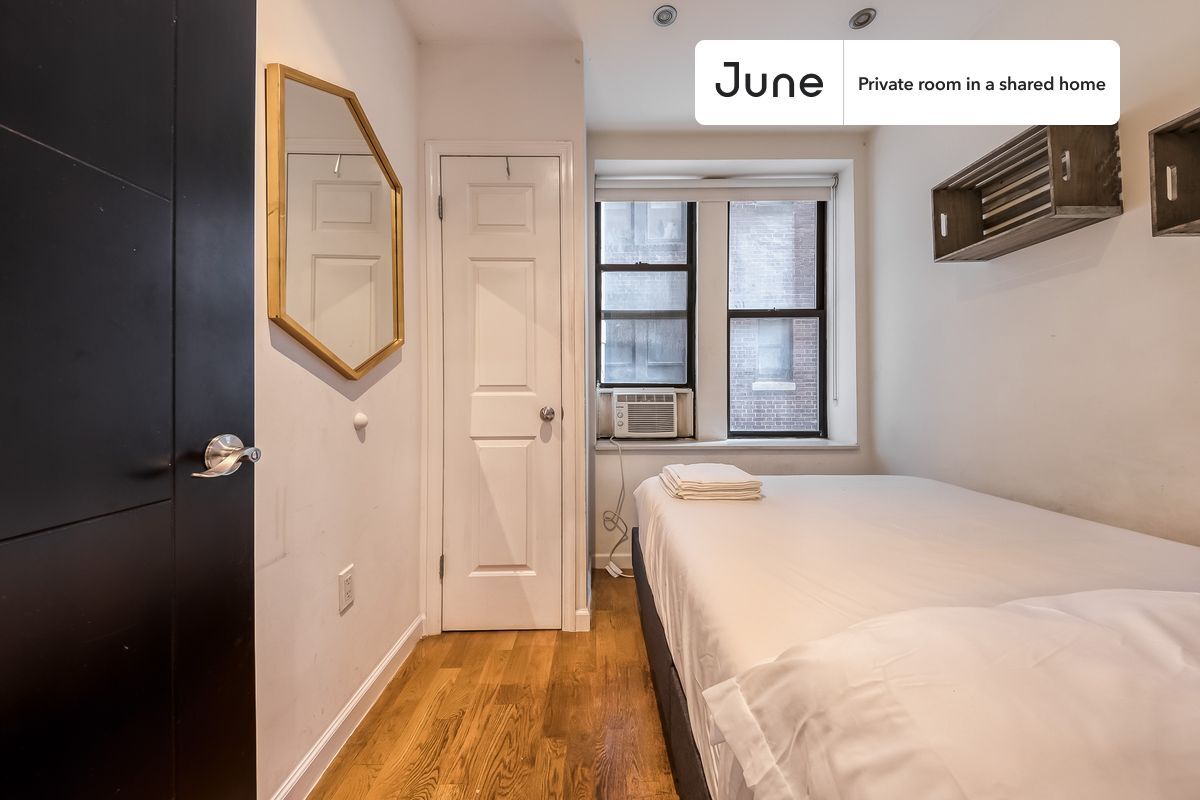 Building Photo - Private bedroom in 4 bed/2 bath Home