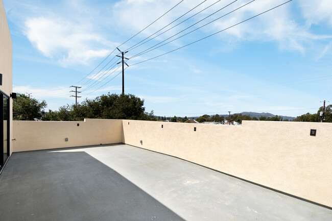 Building Photo - 3564- 3566 Eagle Rock Blvd Los Angeles, CA...