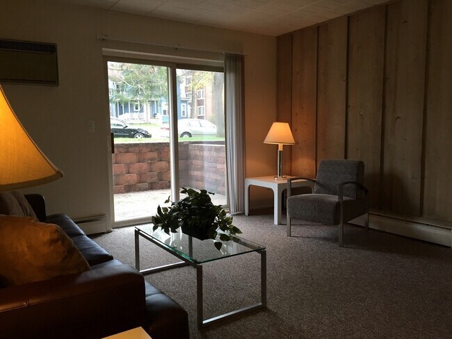 Building Photo - 912 S Forest Ave