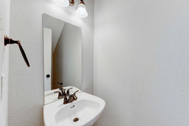 Building Photo - AVAILABLE NOW!