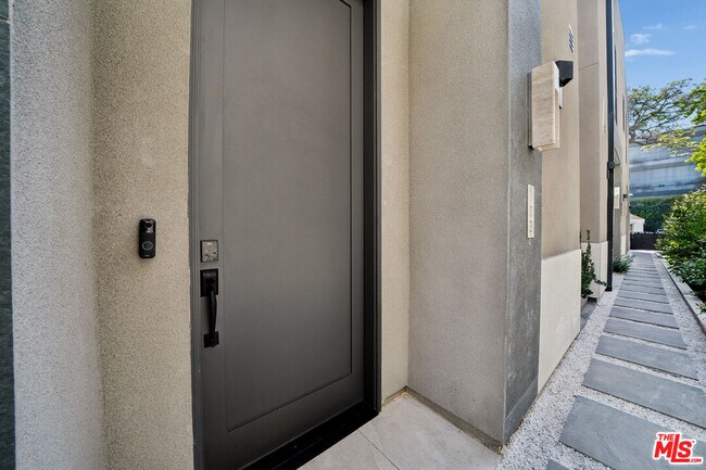 Building Photo - 652 Huntley Dr