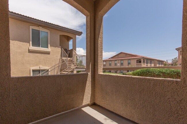 Building Photo - 1st floor two bedroom in upscale NW commun...