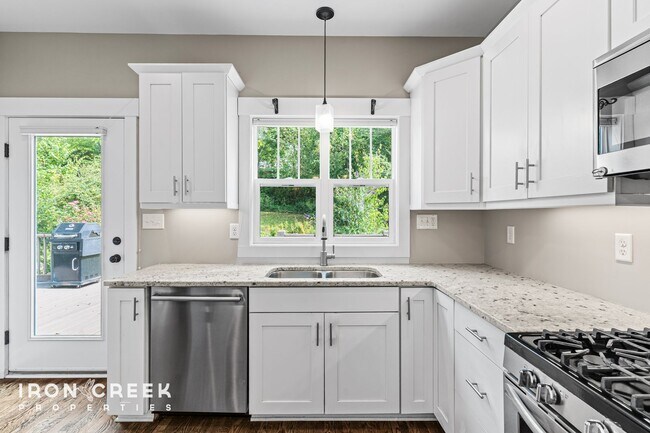 Building Photo - Elegant Contemporary Home in North Asheville