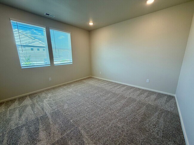 Building Photo - 2120 Falling Leaf Dr