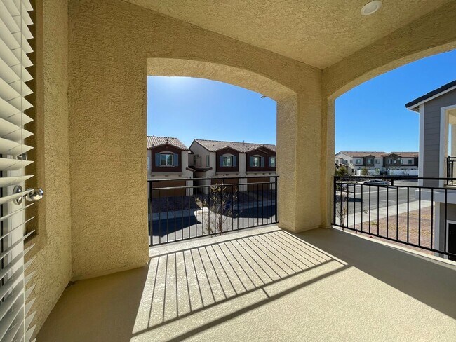 Building Photo - GATED 2 BED 2.5 BATH 2 CAR GARAGE 2 FLOOR TOWNHOUSE IN HENDERSON
