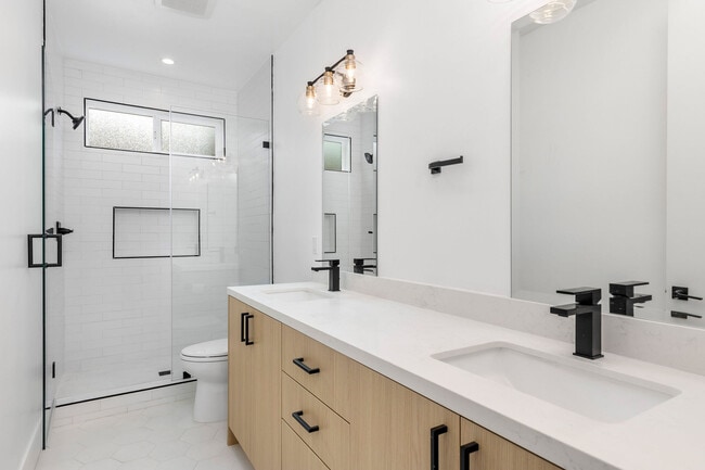 Building Photo - 603 N Harvard Blvd