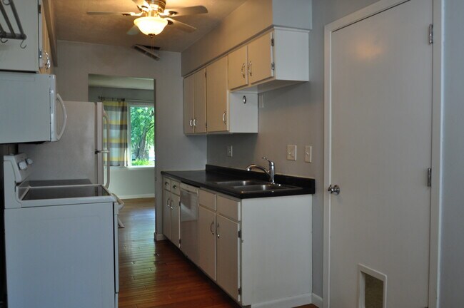 Kitchen - Dining room - 6940 Lafayette Ave