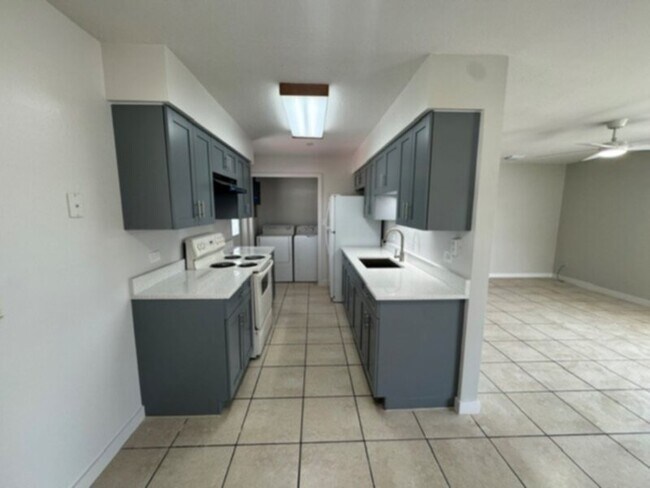 Building Photo - New Kitchen, Fresh Paint and a Large Screen in Lanai!