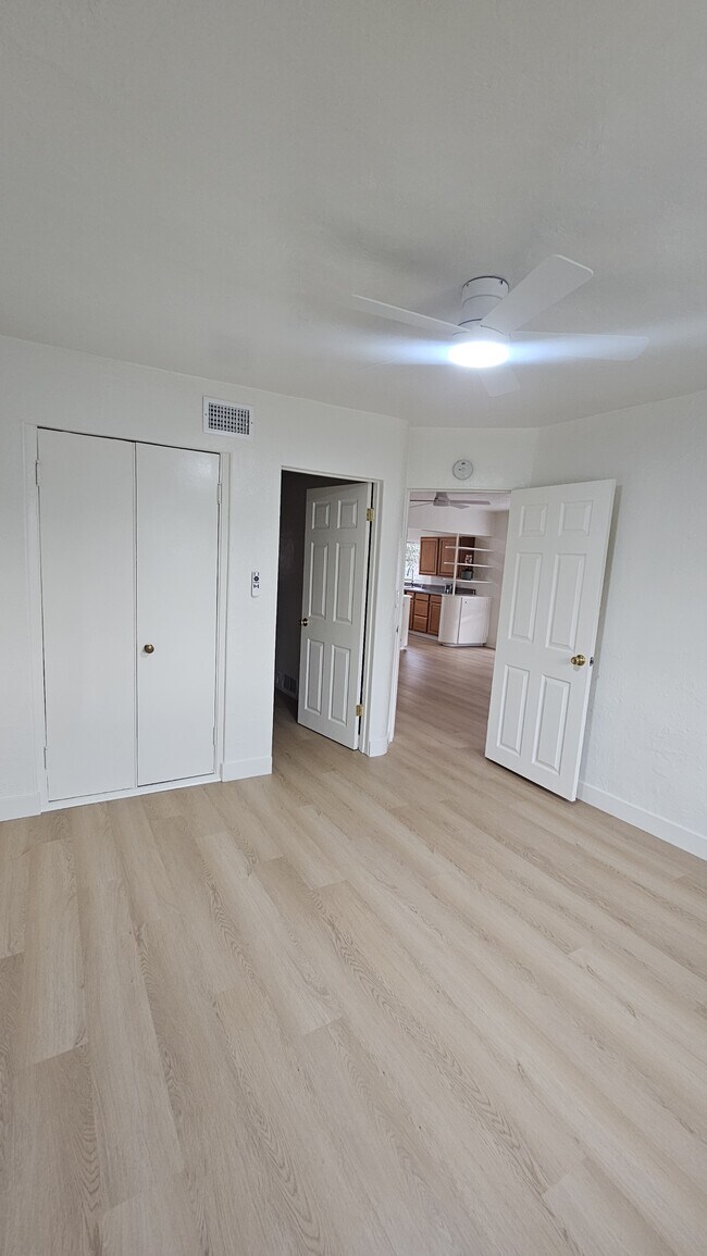 Building Photo - 476 E 7th Ave