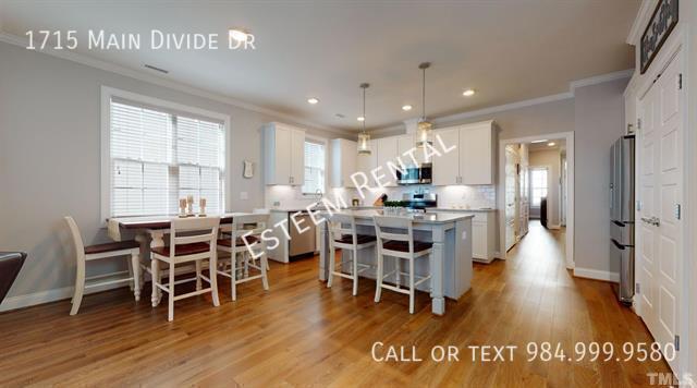 Building Photo - 1715 Main Divide Dr