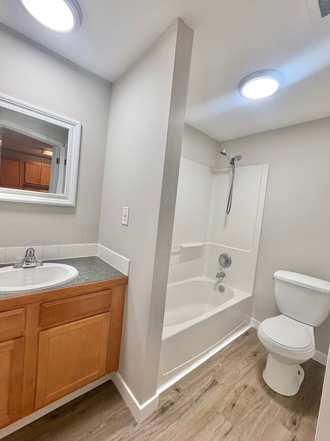 Building Photo - 1 Bed 1 Bath with Limited Time Move In Spe...