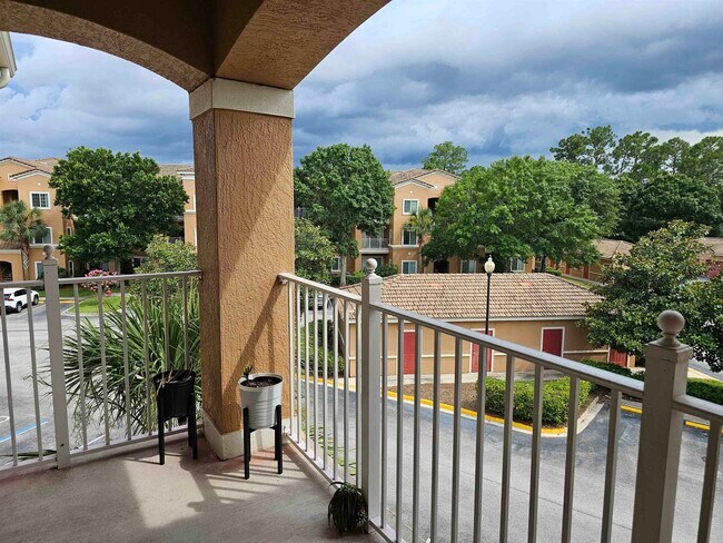 Building Photo - 605 Fairway Dr