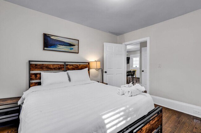 Building Photo - 820 Parkwood Ave