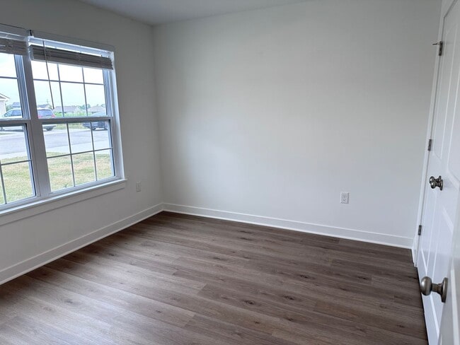 Building Photo - 3 Bed | 2 Bath | 1 Car Garage Single Level Duplex in Kansas City w/ Move In Special