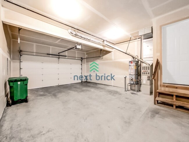 Building Photo - 4 Bed and 2.5 Bath Single-family Home Avai...