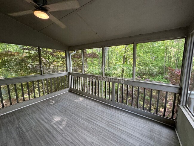 Building Photo - 3025 Lakeside Dr