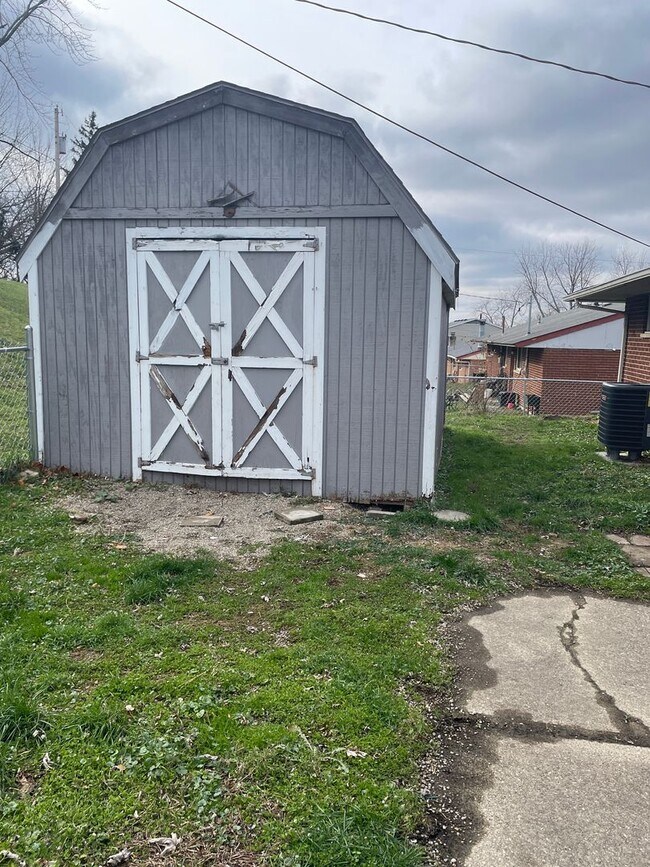 Building Photo - Updated 3 bed/2 bath in Huber Heights