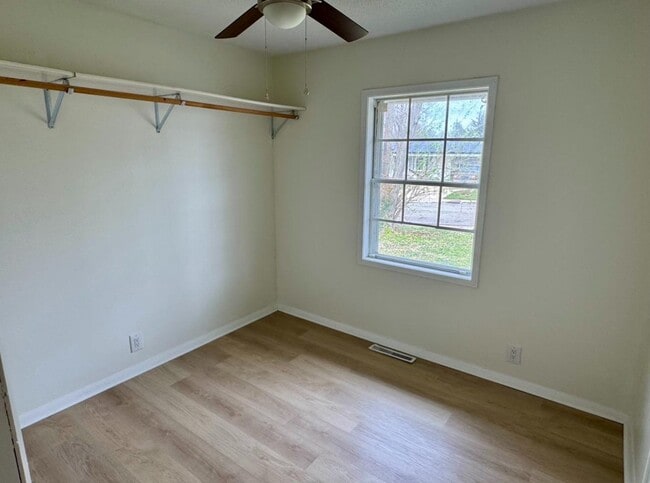 Building Photo - 910 Skyline Dr