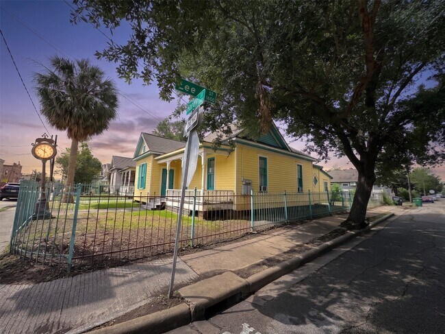 Building Photo - 2119 Hardy St